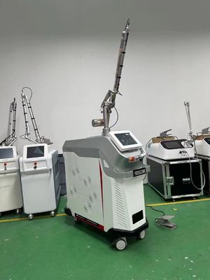 Max Power Cabon Peeling Lazer Makinesi 6 Lazer Başlı 2700W Lazer Gücü 532nm 1064nm 755nm 1320nm